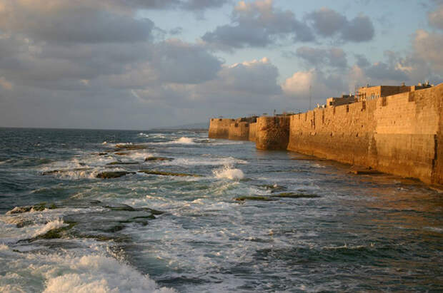 С крепостной стены, возведённой в 950 году, открывается потрясающий вид на море