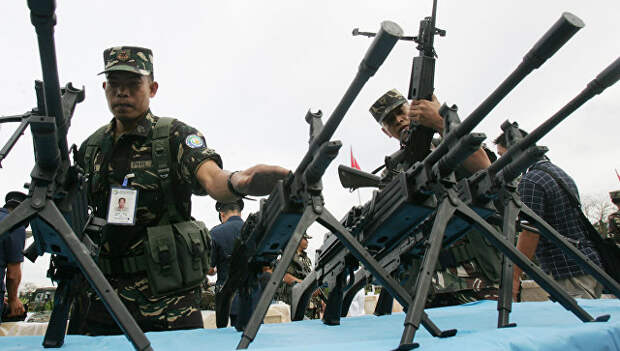 Филиппинские солдаты во время осмотра стрелкового оружия. Архивное фото
