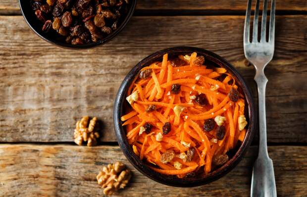 Недорогой вкусный салат из моркови готовлю для новогоднего стола 2023: добавляю имбирь, изюм и орехи