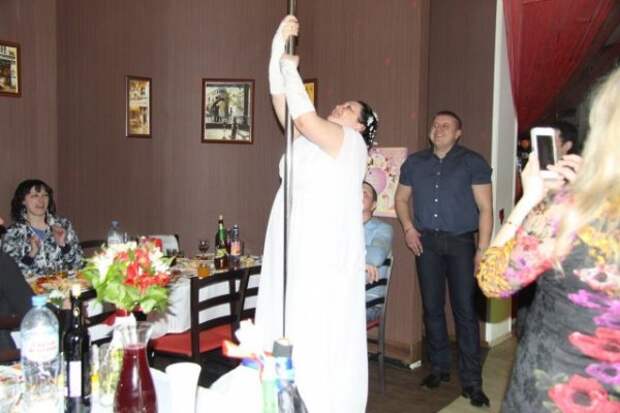 Невеста олицетворяет собой образ чистоты, целомудрия и непорочности Невеста олицетворяет собой образ чистоты, целомудрия и непорочности