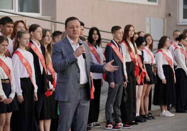 Губернатор Дмитрий Азаров поздравил выпускников 11-го класса школы № 132