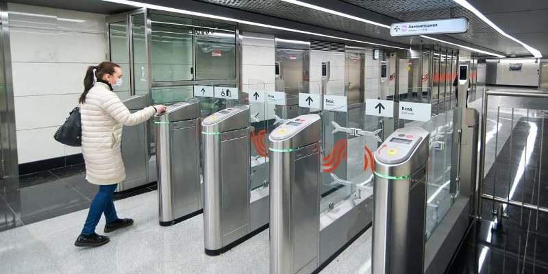 Пассажирам метро Москвы предлагают окунуться в современное искусство