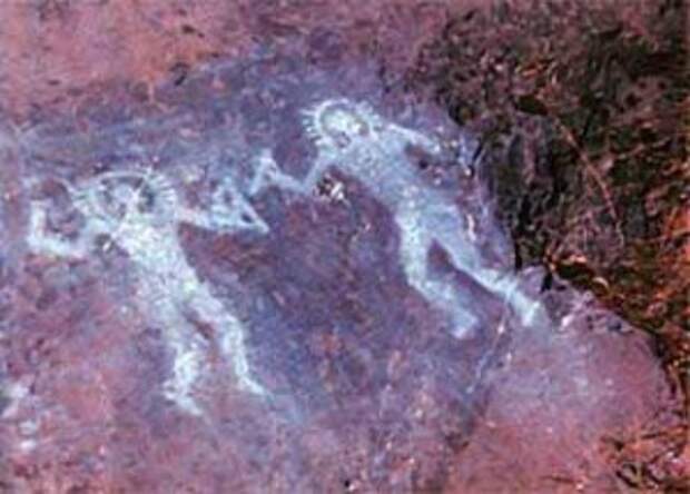 Наскальная роспись, созданная 10 000 лет назад в Валь-Камонике, Италия. Некоторые считают, что на ней изображены люди в космических скафандрах. Фото: Wikimedia Commons