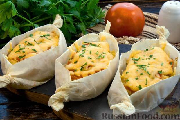 Фото к рецепту: Картофель с курицей и помидорами, запечённые в пергаменте