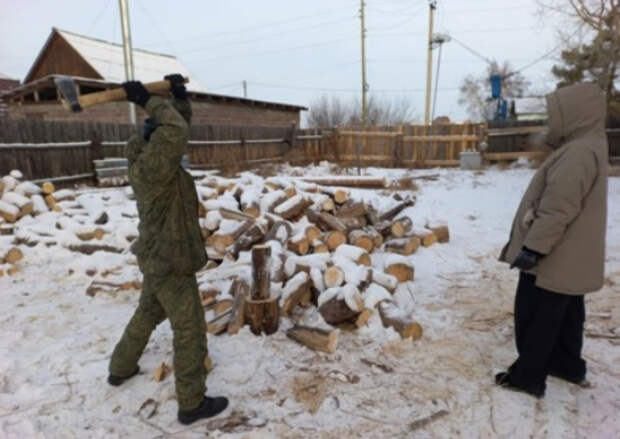 Военнослужащие общевойскового объединения Восточного военного округа в Бурятии оказывают адресную помощь ветеранам ВОВ и семьям участников СВО