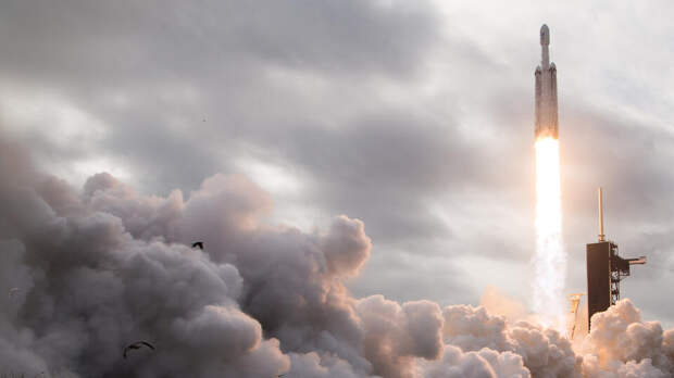 SpaceX: США планирует высадить человека на Луну к 2030 году