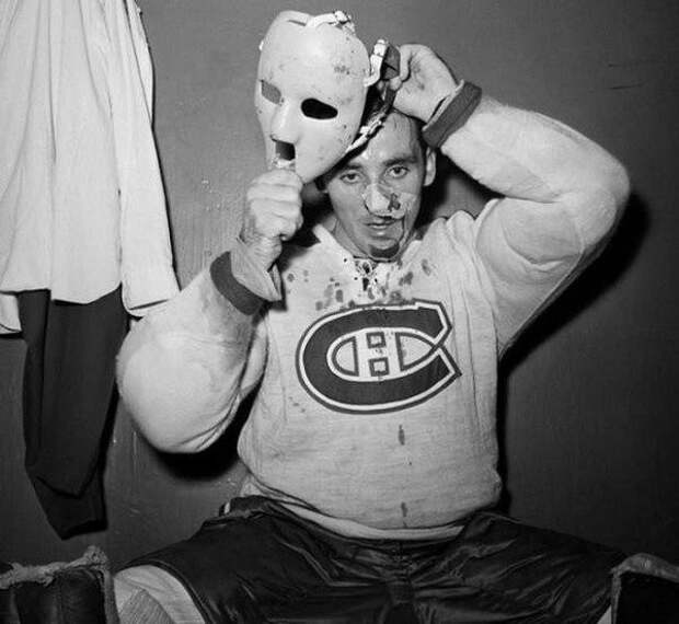 Первый хоккейный вратарь, надевший маску во время игры регулярного чемпионата НХЛ, — Жак Плант. США. 1 ноября 1959 г  интересные фото, история