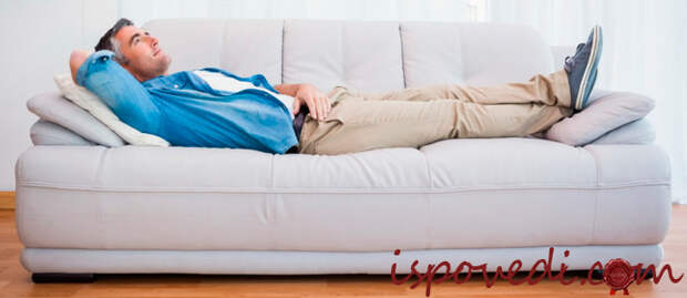 ленивый мужчина лежит на диване