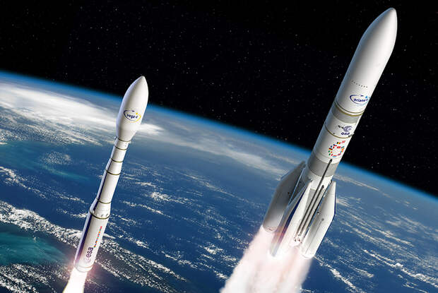 Европейский носитель Ariane 6 получит две конфигурации: среднетяжелую A62 (с двумя твердотопливными ускорителями от легкой ракеты Vega C) и тяжелую A64 (с четырьмя ускорителями). В первом случае на геопереходную орбиту будет выводиться до пяти тонн полезной нагрузки, во втором — до 10,5 тонны. В перспективе A62 заменит российский средний «Союз-СТ-Б», запускаемый с космодрома Куру, а A64 после 2023 года окончательно вытеснит европейскую тяжелую Ariane 5. К настоящему времени Ariane 6 получила контракты на три пуска. На пять лет разработки ракеты и соответствующей инфраструктуры выделено 3,6 миллиарда евро. Основной вклад в проект вносит Франция (52 процента). На втором месте — Германия (22 процента). Контракт на разработку Ariane 6 подписан в 2015 году, дизайн носителя определен в 2016 году. В создании ракеты участвуют аэрокосмические компании ASL (Airbus Safran Launchers) и ELV (Ensemble de Lancement Vega), в развертывании стартовой площадки — французский Национальный центр космических исследований. Издание ArsTechnica полагает, что европейская ракета, хоть и одноразовая, имеет по сравнению с американскими создаваемыми носителями максимальные шансы полететь именно в 2020 году. Легкая (Vega C) и тяжелая (Ariane 6) европейские ракеты