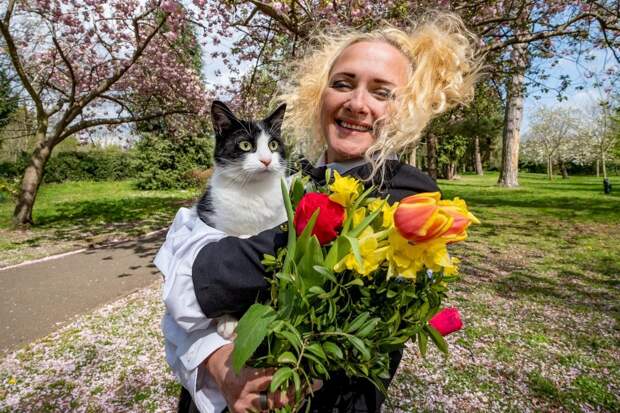 Жительница Лондона, которая вышла замуж за кошку