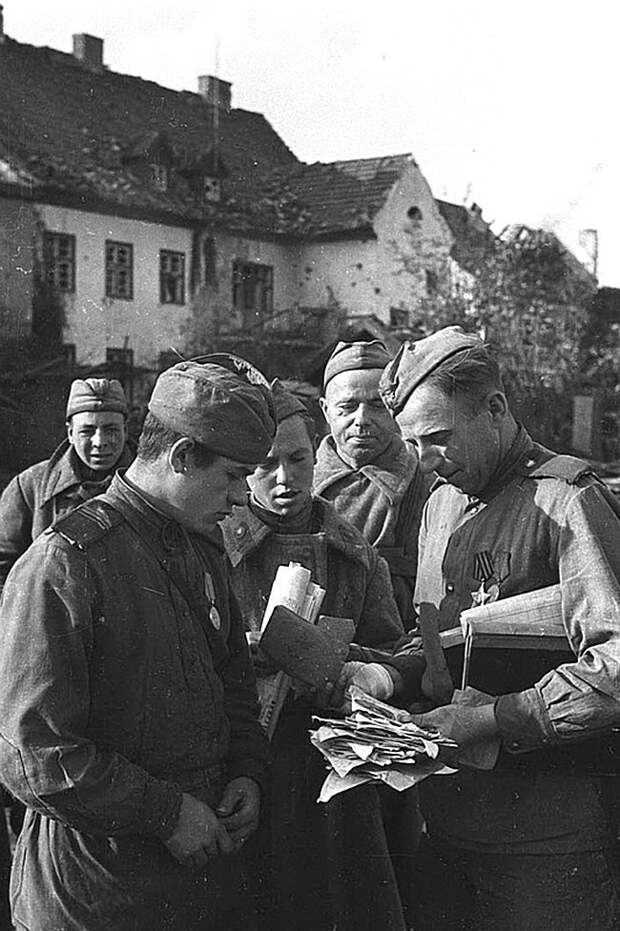Советский солдат раздает письма сослуживцам. Оригинальное название фото: «Почта пришла». Великая Отечественная война, СССР, Солдаты моей страны