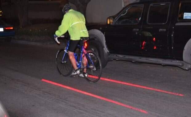 Лазеры на велосипед, проецирующие две полосы на дороге рядом с велосипедом идея, изобретение, польза