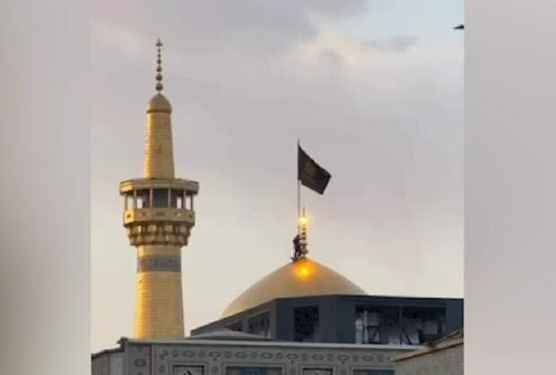 Черный флаг подняли над мечетью в Мешхеде в знак траура по аятолле Хаменеи