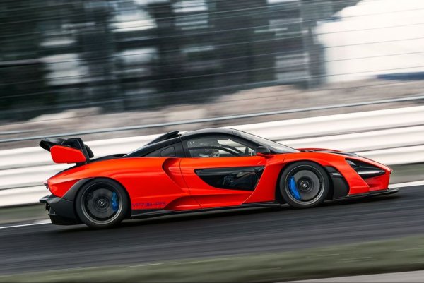 Еще никто не нашел в себе сил объявить эту машину красивой. В McLaren форма обычно следует функции, а функция Сенны - делать фантастически быстрые круги на трассе. И так же эффектно останавливаться благодаря карбоново-керамическим тормозам. Сенна фактически делит 13-е место с двумя другими автомобилями. Цена тестовой модели: 982 816 долларов. Тормоза: 15,4-дюймовые вентилируемые карбон-керамические диски спереди и сзади Покрышки: Pirelli P Zero Trofeo R