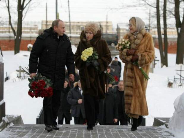 С президентом и мамой у могилы Анатолия Собчака