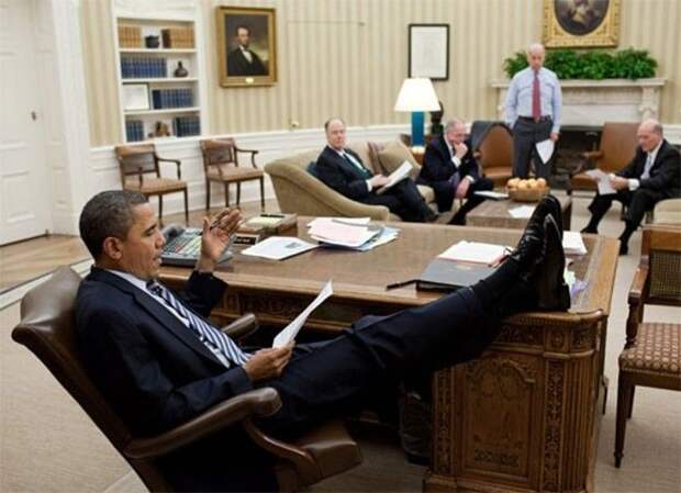 Обаму не учили, что класть ноги на стол некультурно?