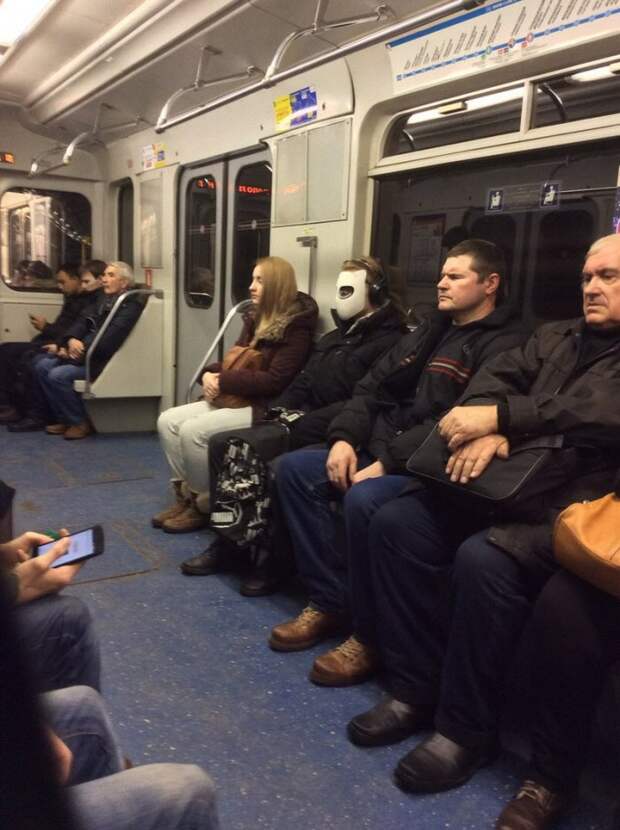 Стиляги в метро (38 фото)