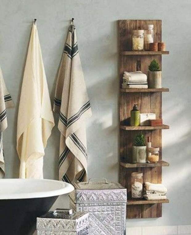 Удобные небольшие деревянные стеллажи, то что просто и со вкусом организует пространство в ванной комнате.