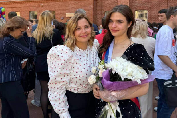 Актриса Ирина Пегова пришла к дочери на последний звонок