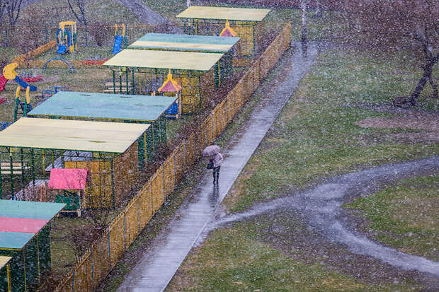 Мокрый снег засыпал Новосибирск 2 мая