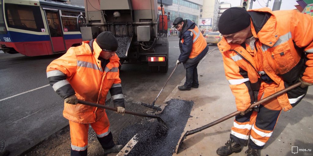 Яму во дворе на Чугунных воротах осмотрят специалисты — Жилищник
