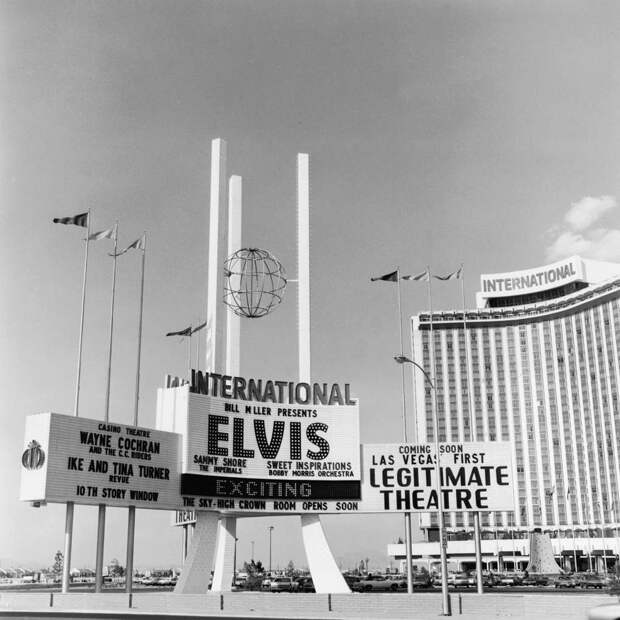 Баннер, рекламирующий выступление Элвиса Пресли в Лас-Вегасе, 1969 год Frank Edwards/Fotos International/Getty Images