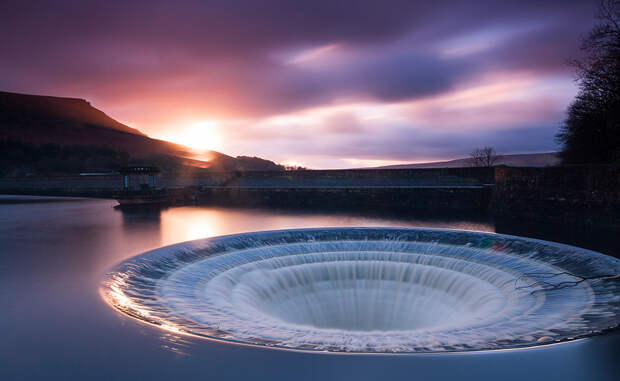 Ледибауэр (анг. Ladybower) — Y-образное водохранилище