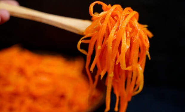 Заливаем 200 грамм моркови уксусом и маслом: закуска покоряет с первой вилки