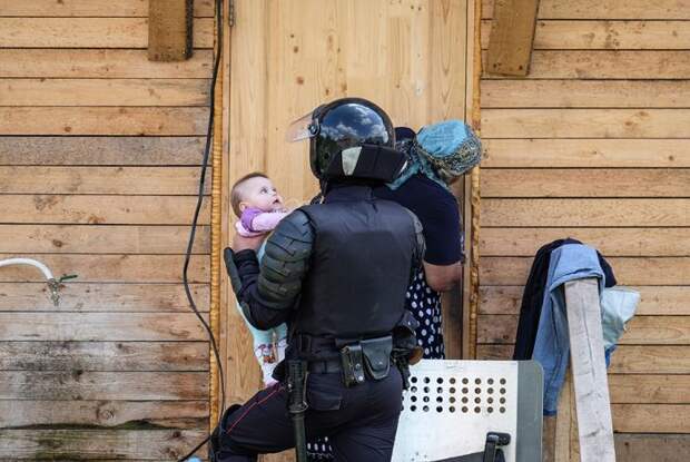 Под Тулой равняют с землей нелегальный цыганский городок