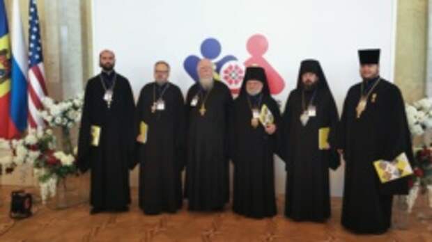 Протоиерей Димитрий Смирнов и другие священники перед открытием Всемирного конгресса семей в Молдове