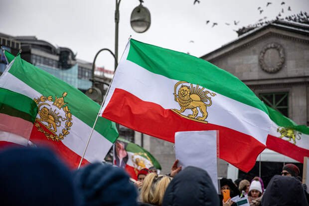 Протесты охватили большую часть Ирана. Люди стреляют в силовиков, США грозят вмешательством, а аятолла готовит план побега