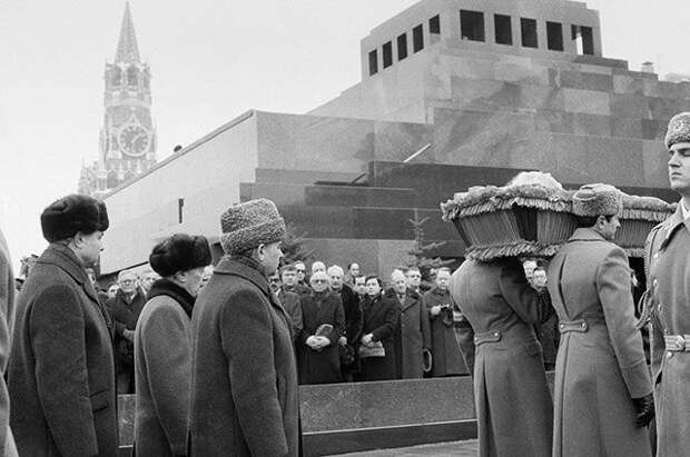 Первый и последний президент СССР Михаил Сергеевич Горбачев во время траурной процессии на похоронах генерального секретаря ЦК КПСС Константина Черненко. 13 марта 1985 г.