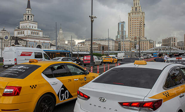 Люди заметили, что такси в Москве уже стоит дороже авиабилета. Дешевле улететь в Петербург