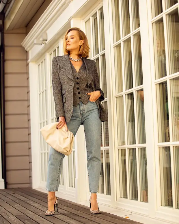 16 примеров как стильно носить джинсовые вещи женщинам старше 40 лет