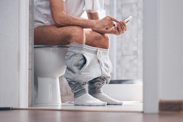 Россиянам перечислили пять самых вредных туалетных привычек