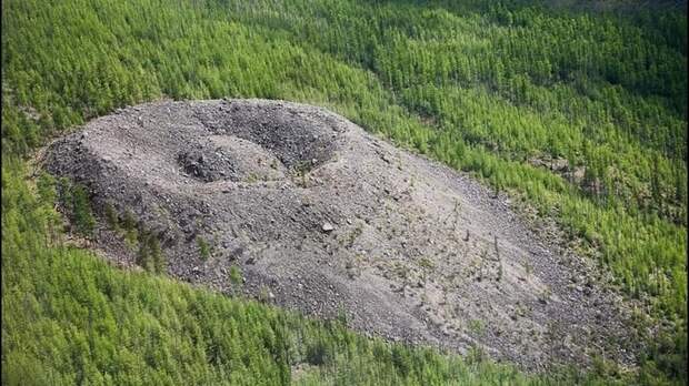 Тайна Патомского кратера в Сибири: как образовался каменистый холм высотой 40 метров