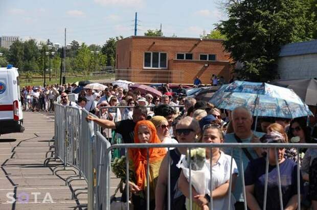 Священник РПЦ Мазырин не увидел ничего предосудительного в поведении фанатов Шатунова, делавших селфи с покойным