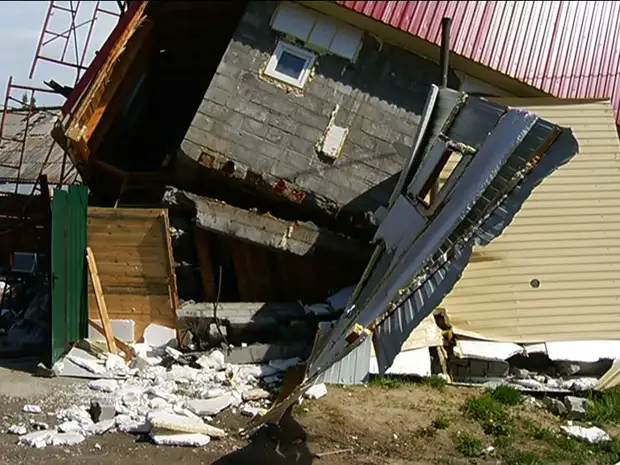 дом перевертыш в перми. дом вверх дном, трассенхайде, германия. фотосессия в перевернутом доме. дом авдеевых городское поселение. дом перевертыш в перми внутри.