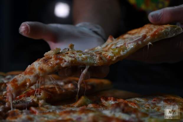 Москвич остался без пиццы на сто лет, но с татуировкой логотипа компании