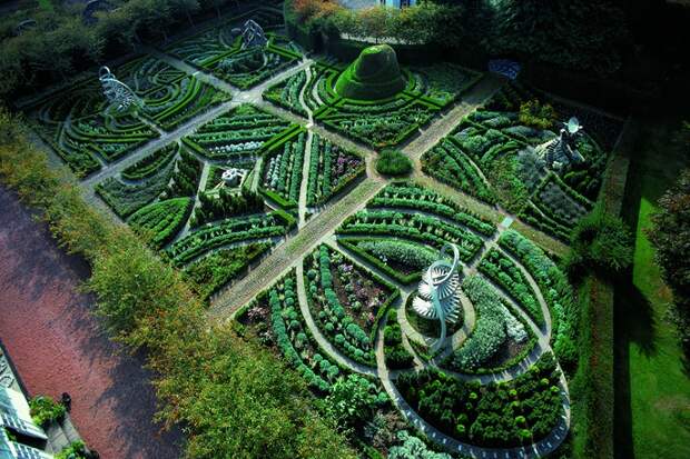 Сад-Вселенная Чарльза Дженкса в Шотландии