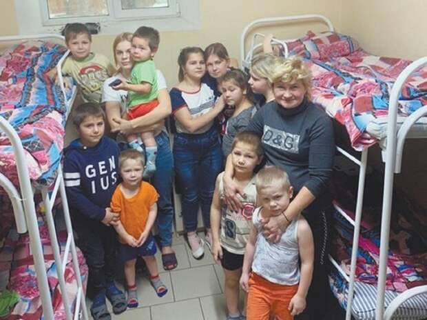 Чиновники вернули многодетной матери отобранных детей, но законное жилье не дали