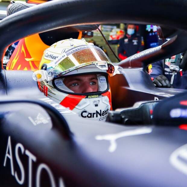 Российский гонщик Даниил Квят и еще пятеро пилотов Formula 1 не опустились на колено