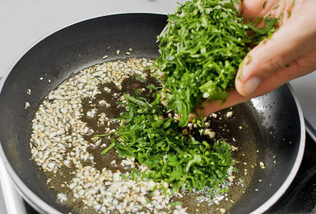 Фото приготовления рецепта: Хек в зеленом чесночном соусе - шаг 2