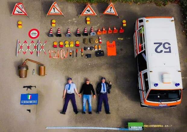 Машины спасателей, медиков, пожарных и их содержимое