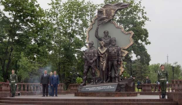 Глава ЛНР в День Республики открыл памятник «Они отстояли Родину»