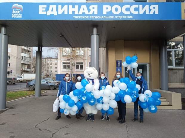Активисты "Единой России" провели праздничную акцию в День народного единства