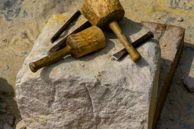 Всему виной молотки и долота. /Фото: nuartmemorial.com. Всему виной молотки и долота. /Фото: nuartmemorial.com.