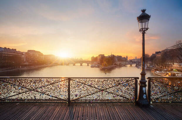 Вечер на самом романтичном мосту Парижа.
