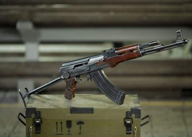 Автоматическое оружие Калашникова («АК-47»)