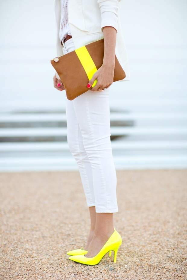 С чем носить желтые туфли: вариант с белым брючным костюмом 